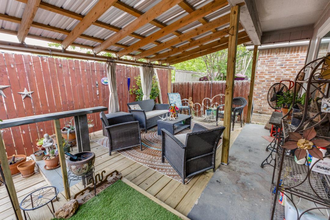 402 Village Ln, Buda, TX 78610