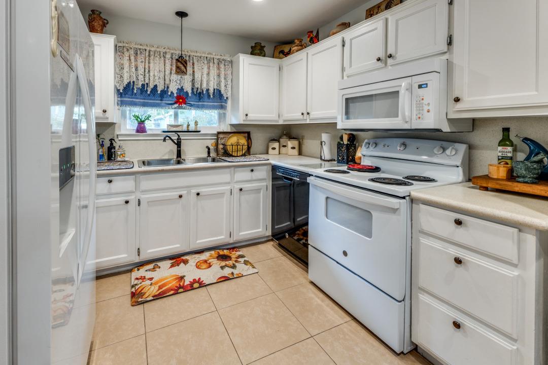 402 Village Ln, Buda, TX 78610