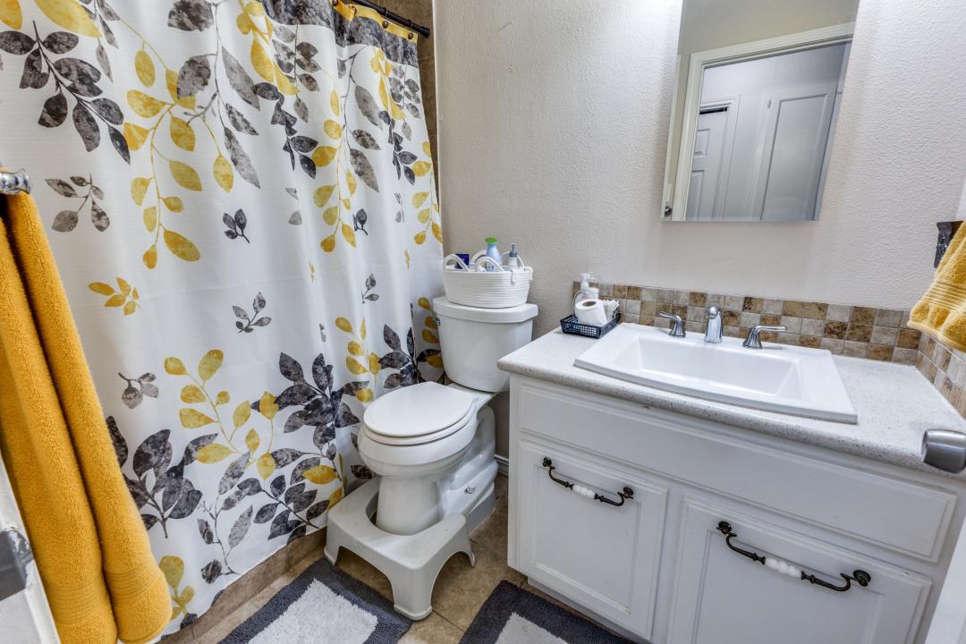 402 Village Ln, Buda, TX 78610