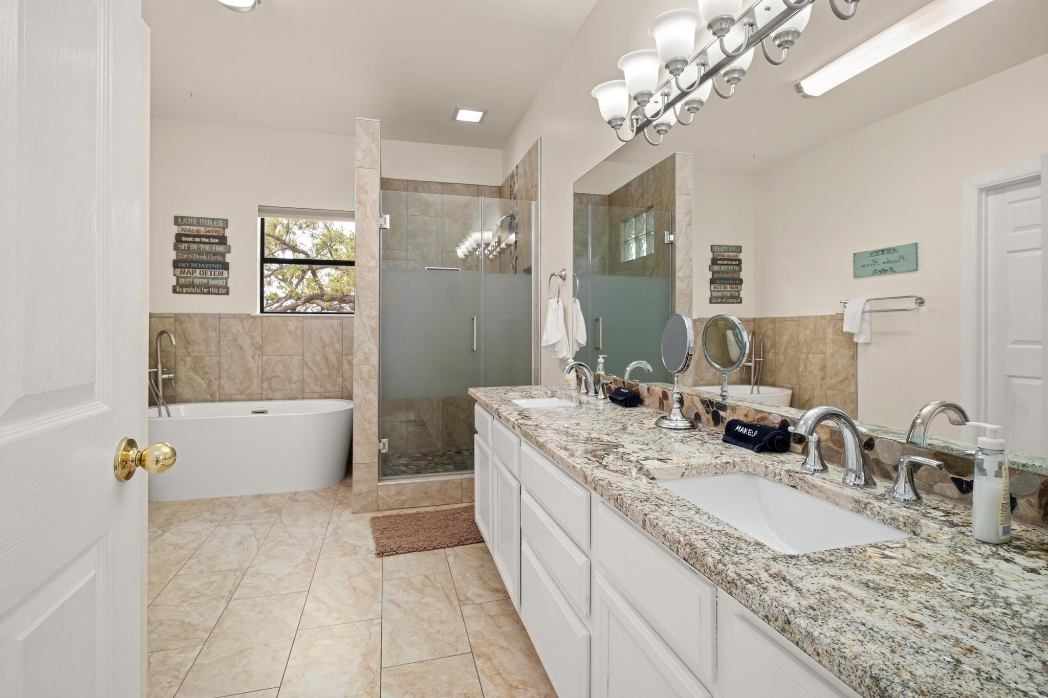 25420 Cove Dr, Spicewood, TX 78669