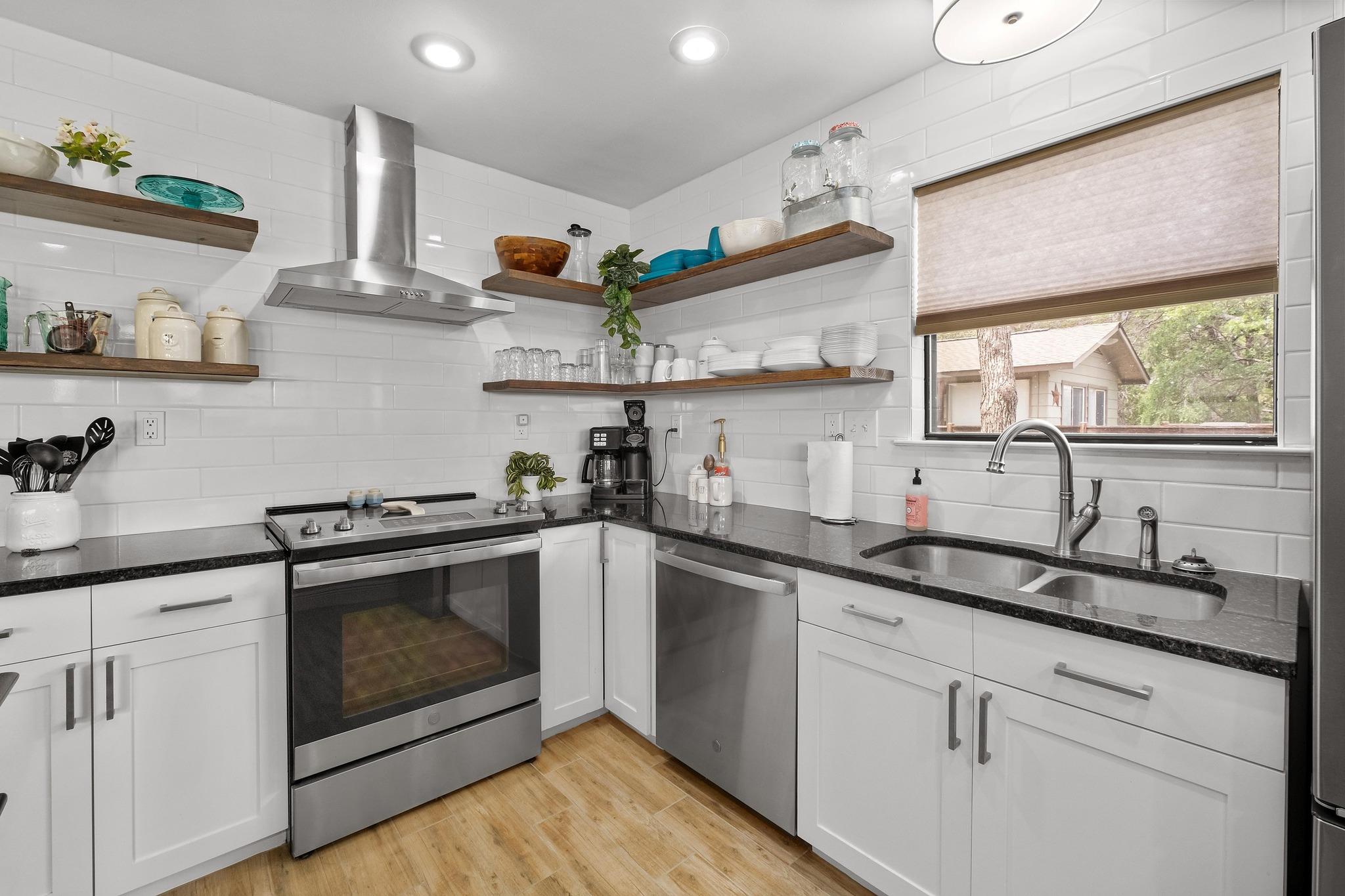 25420 Cove Dr, Spicewood, TX 78669