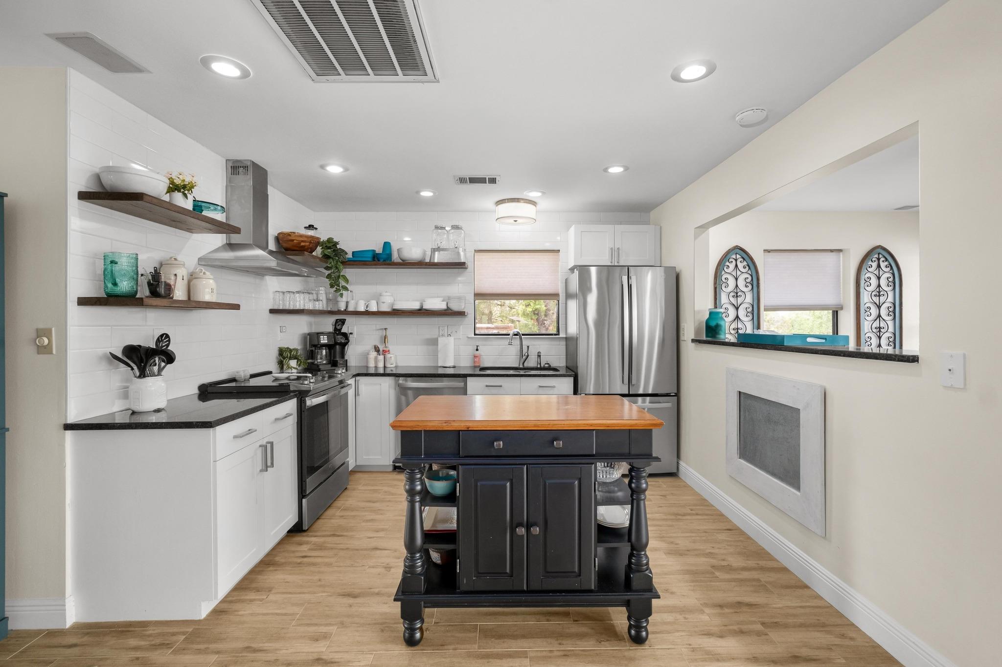 25420 Cove Dr, Spicewood, TX 78669