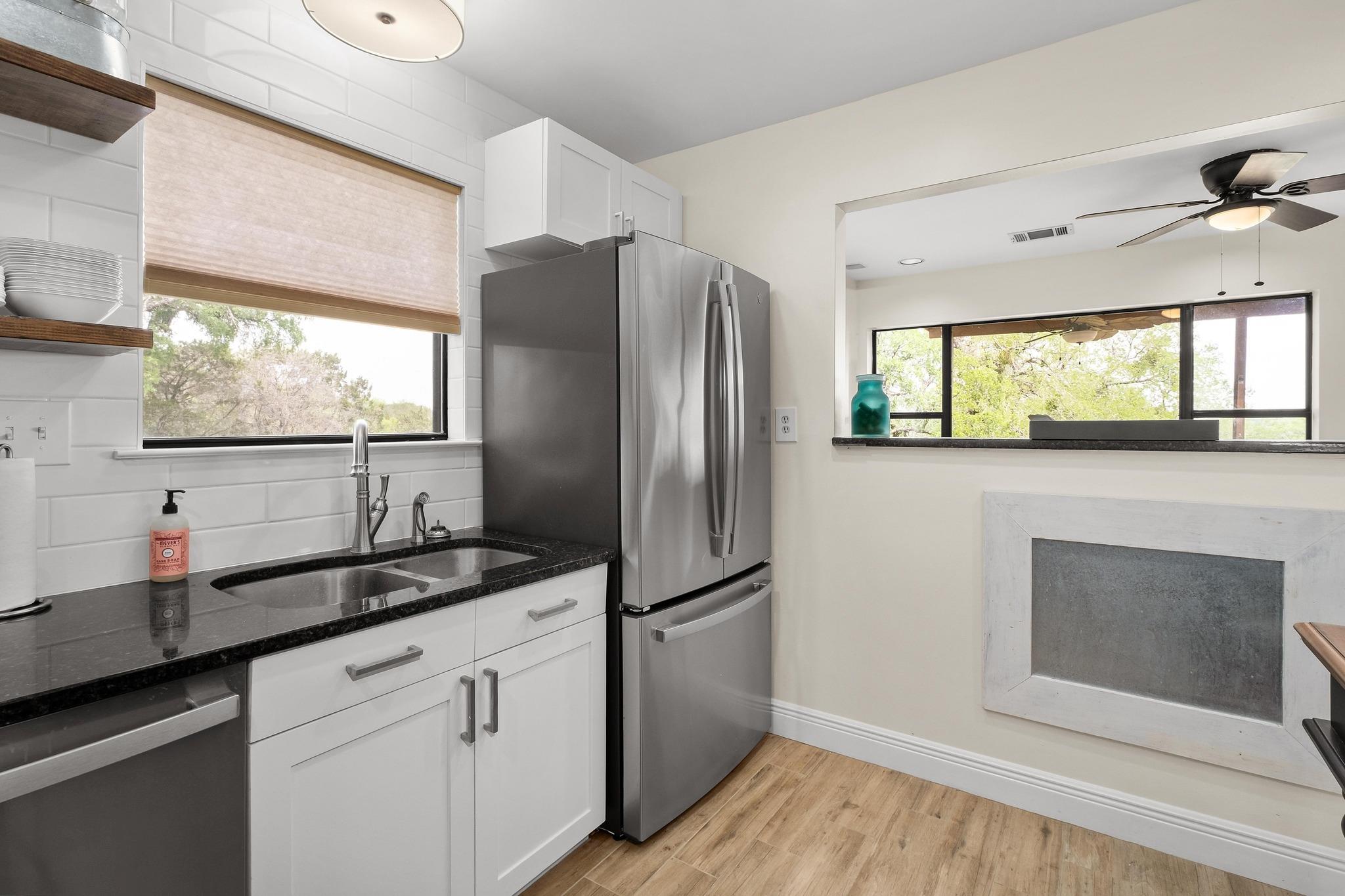 25420 Cove Dr, Spicewood, TX 78669