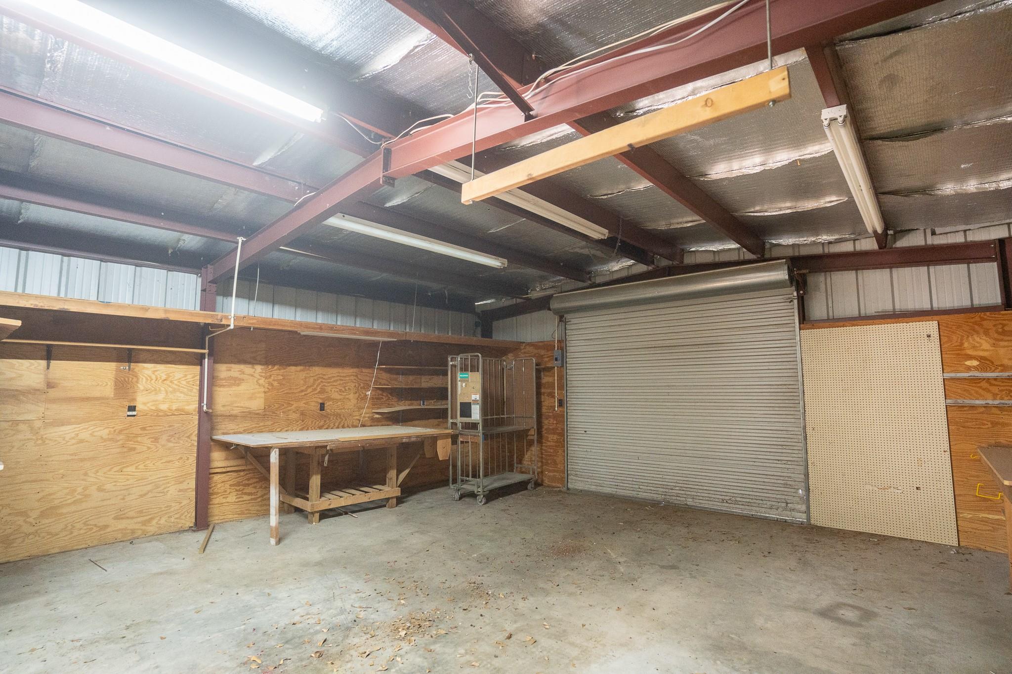 911 Charleston Blvd, Smithville, TX 78957