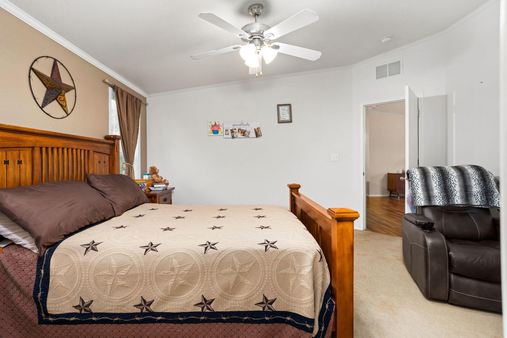 375 Coastal Ln, Luling, TX 78648