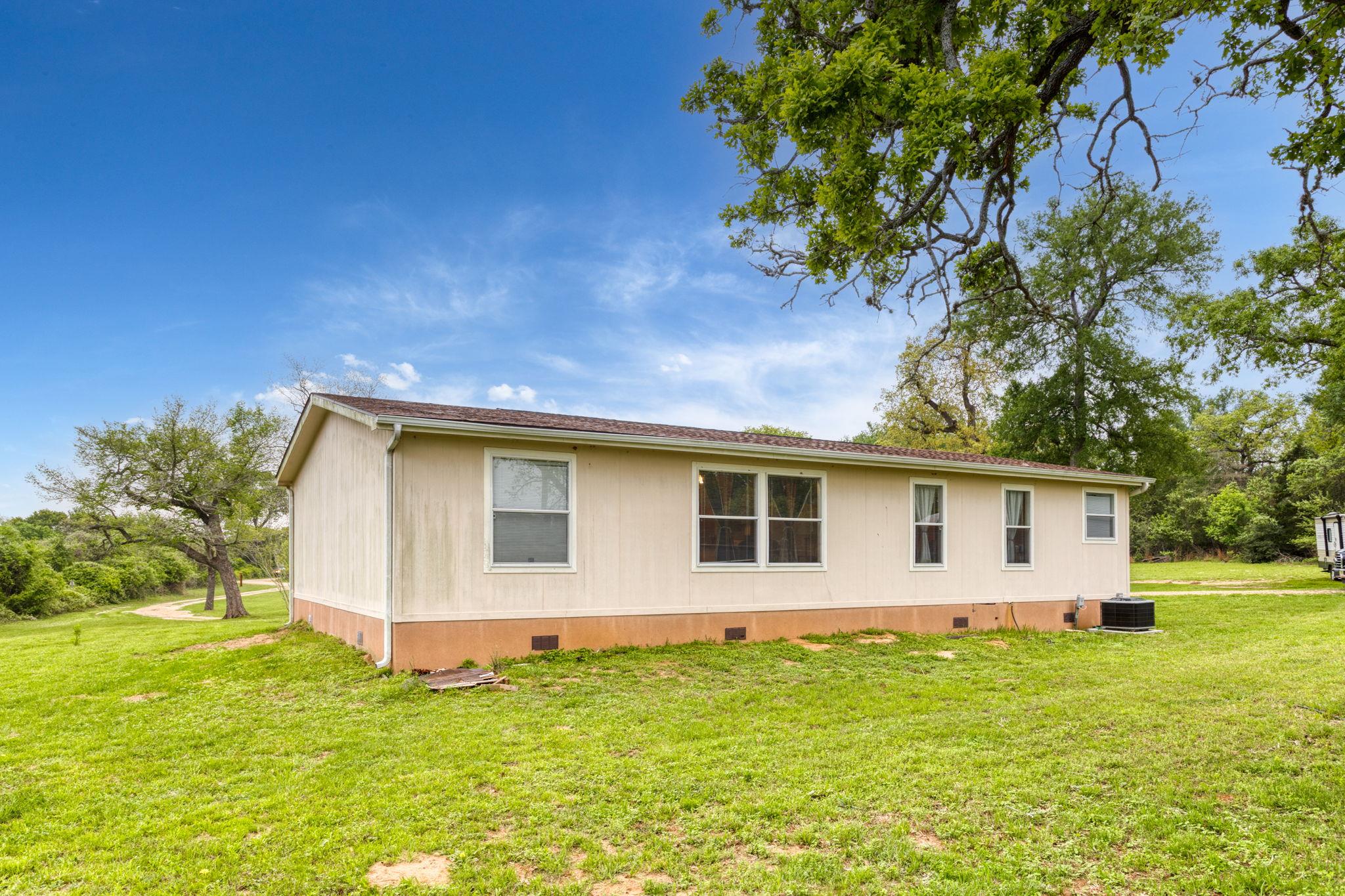 375 Coastal Ln, Luling, TX 78648