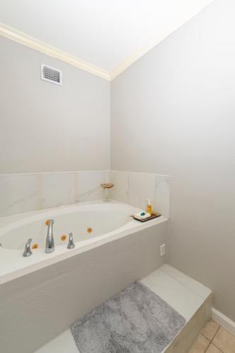 105 Sunrise Dr # B, Kyle, TX 78640