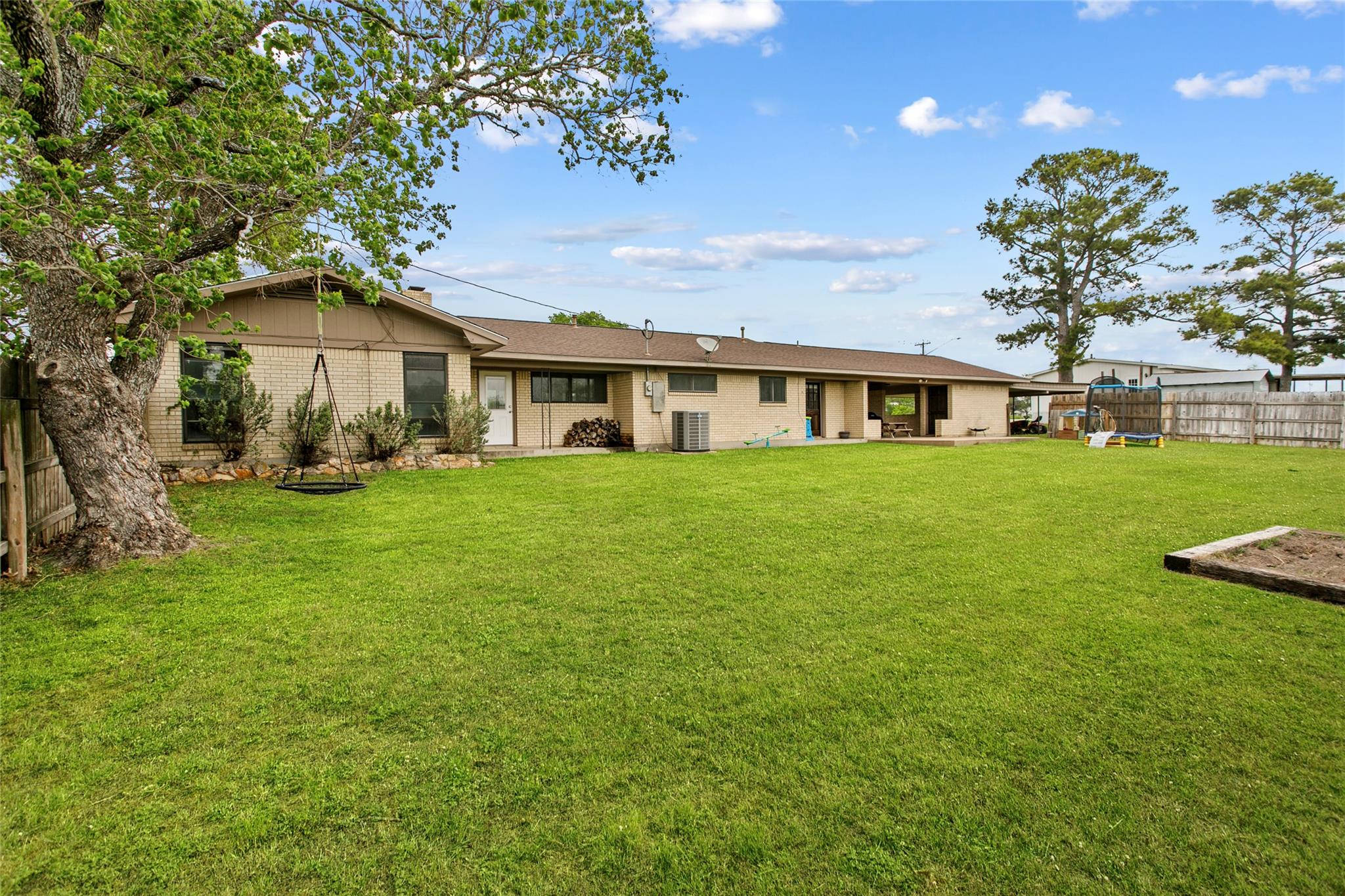 688 W Independence St, Giddings, TX 78942