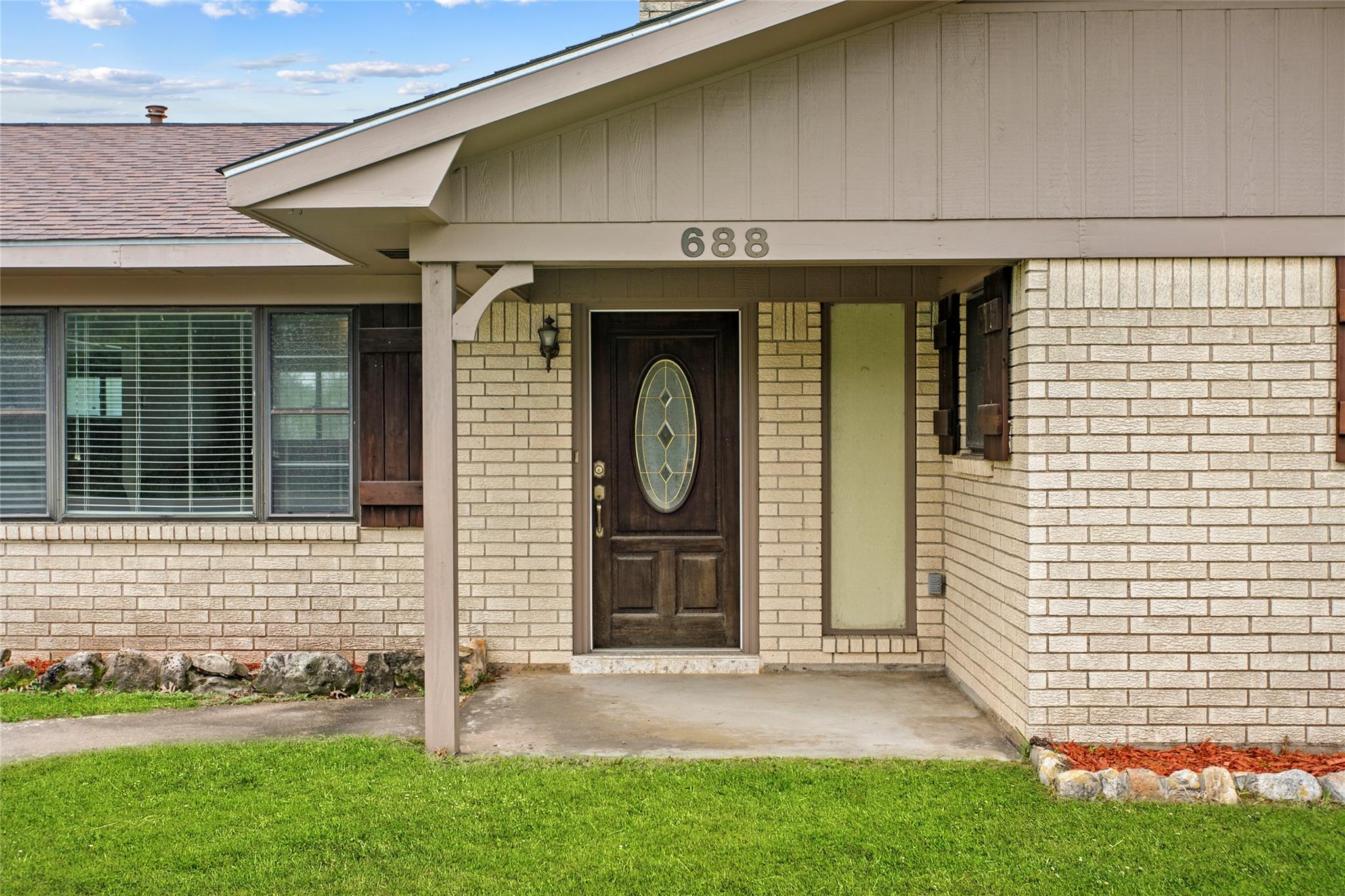 688 W Independence St, Giddings, TX 78942
