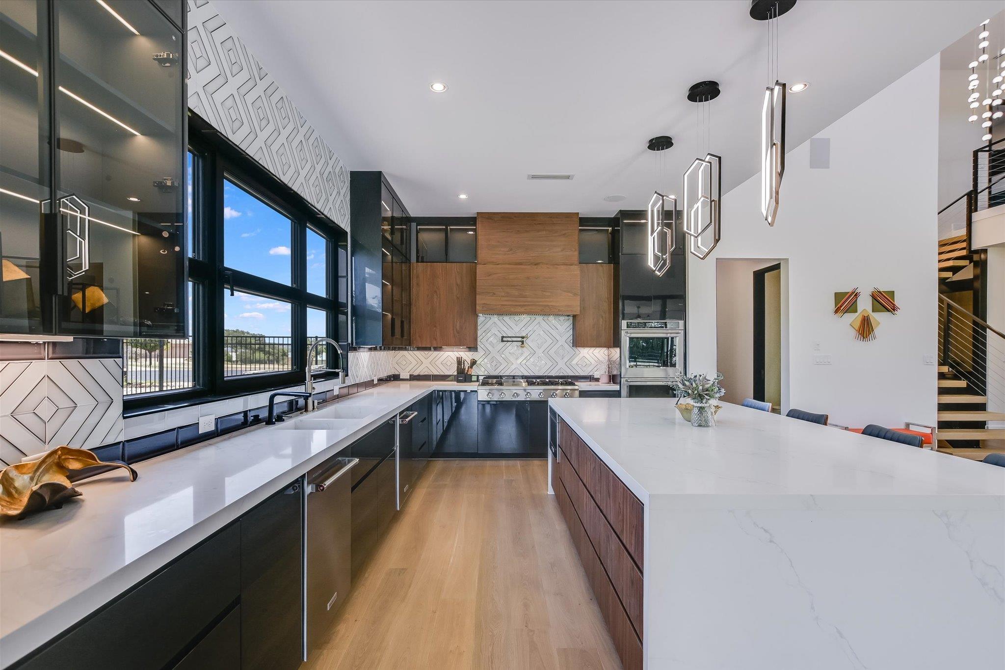 1806 Lauren Dr, Spicewood, TX 78669