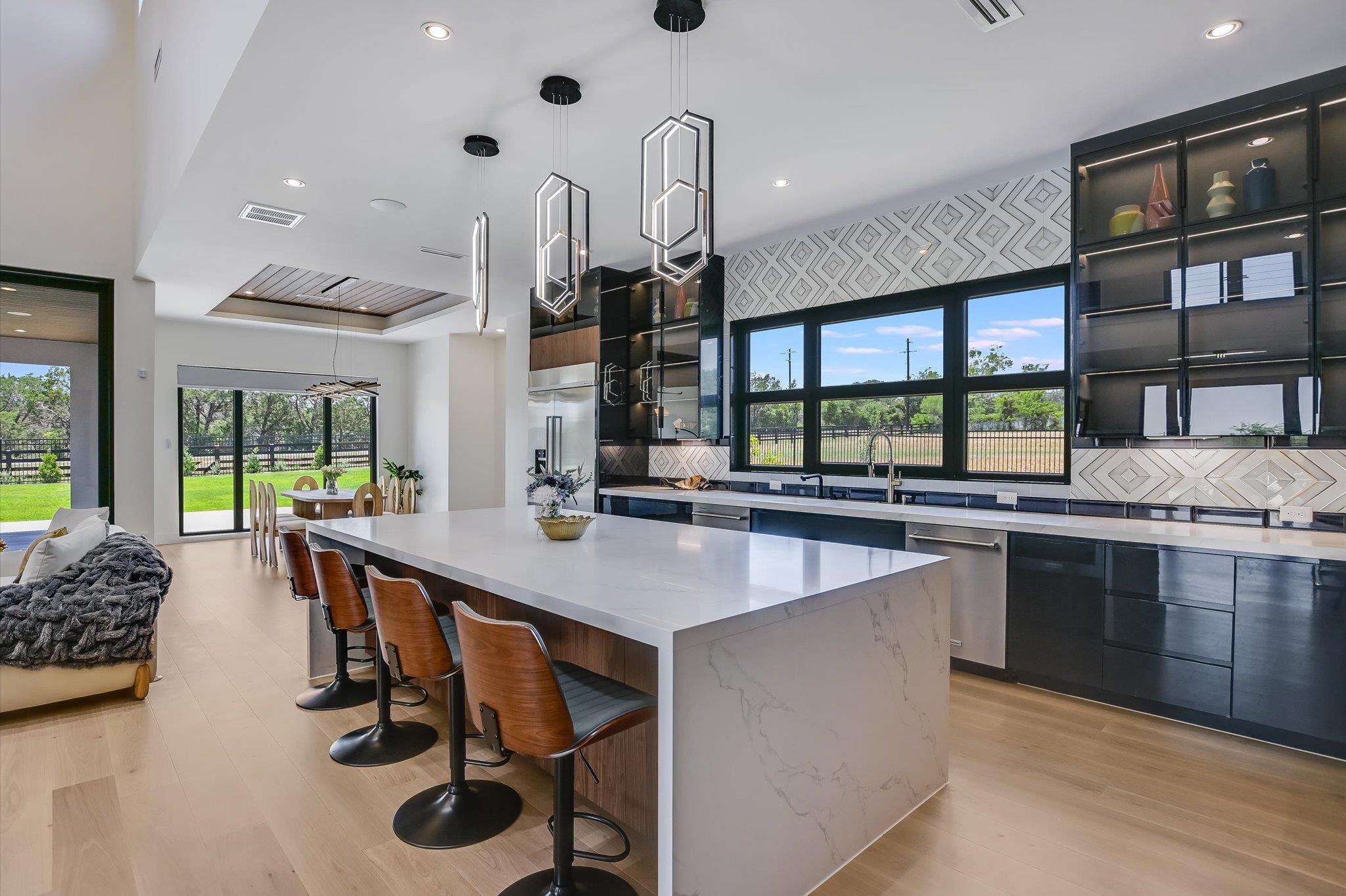 1806 Lauren Dr, Spicewood, TX 78669