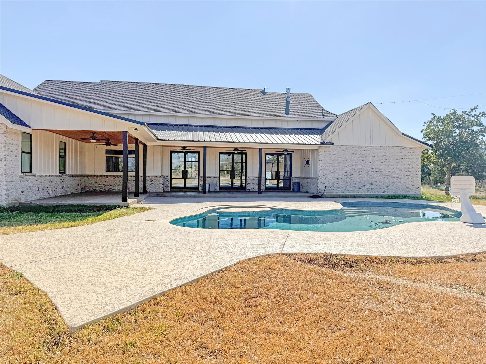 1215 Private Road 7039, Lexington, TX 78947