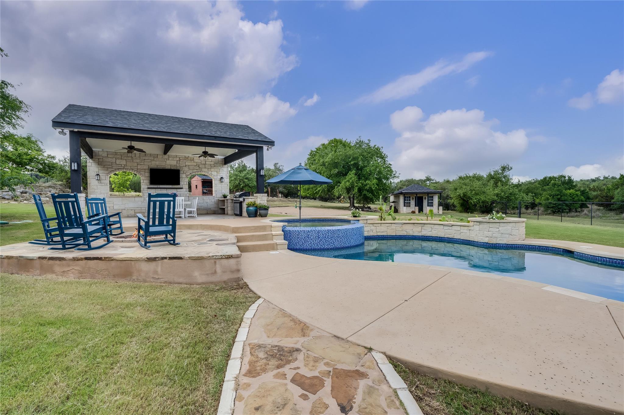 160 Drifting Sands Dr, Dripping Springs, TX 78620