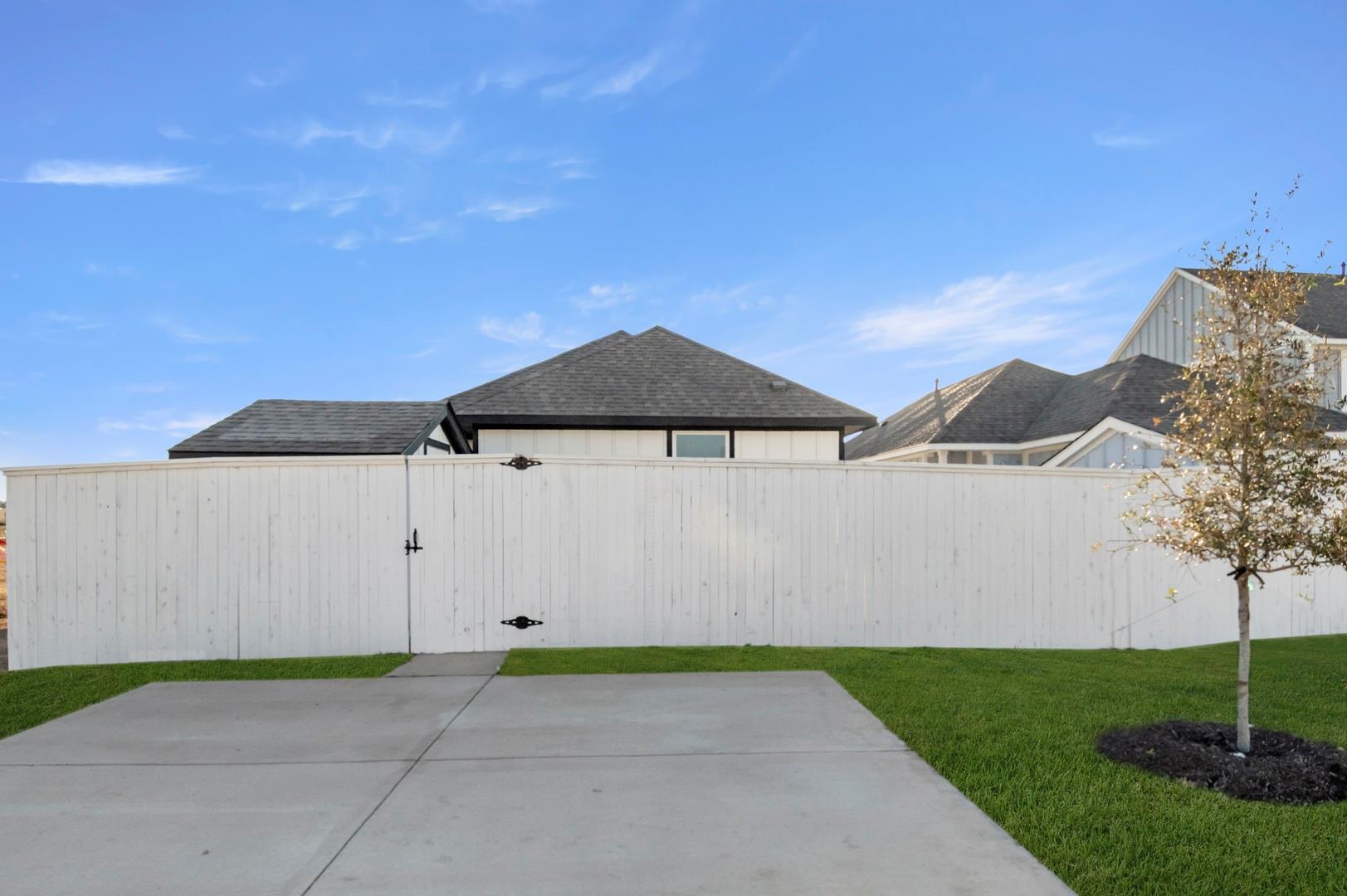 131 Summer Dr, Elgin, TX 78621