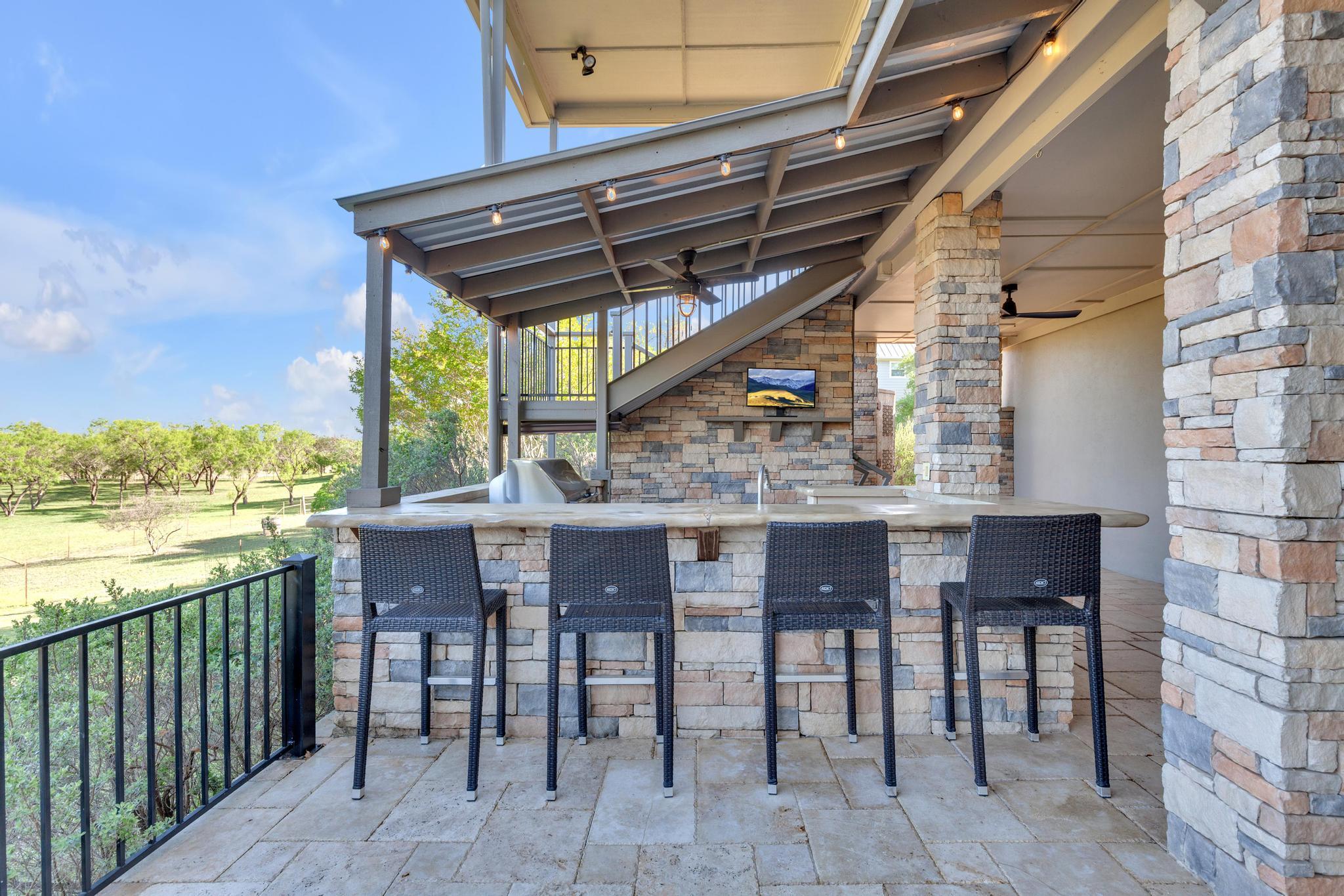 527 County Road 421A, Spicewood, TX 78669