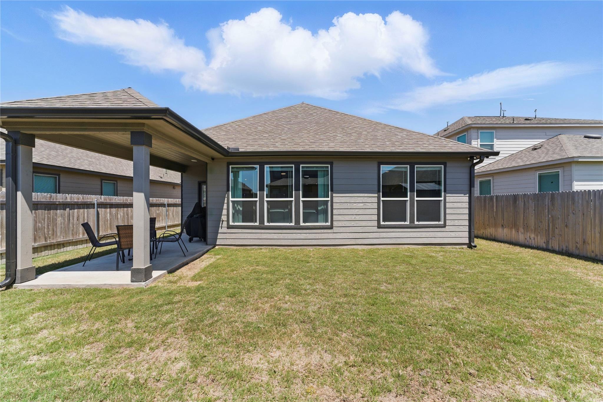211 Summit Dr, Lockhart, TX 78644