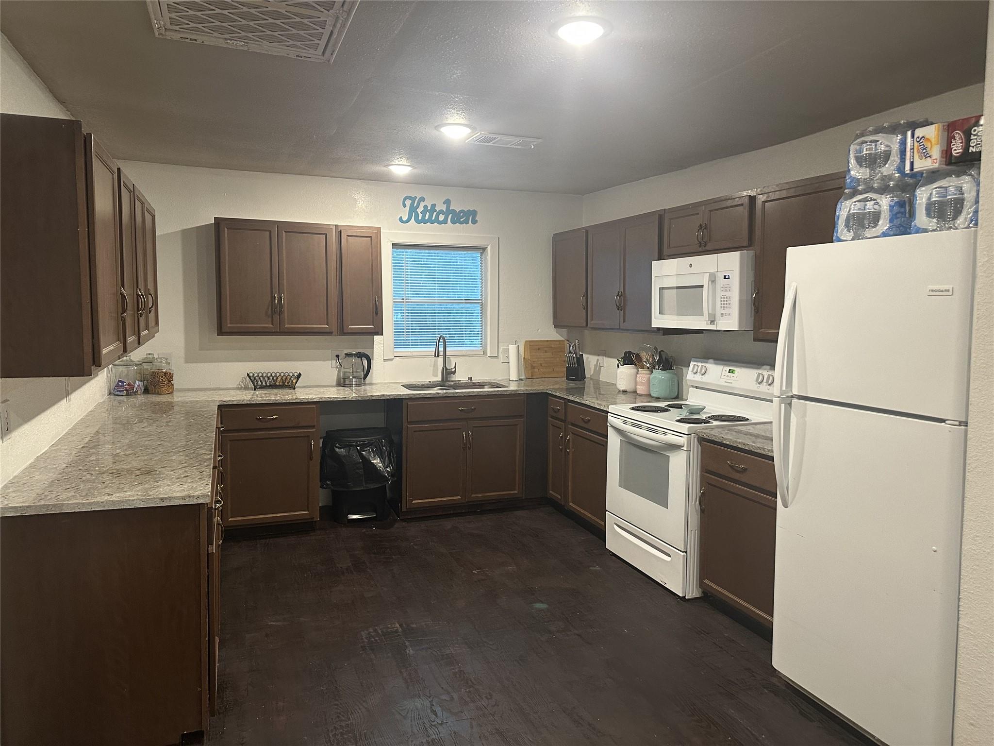 409 E Houston St, Mexia, TX 76667