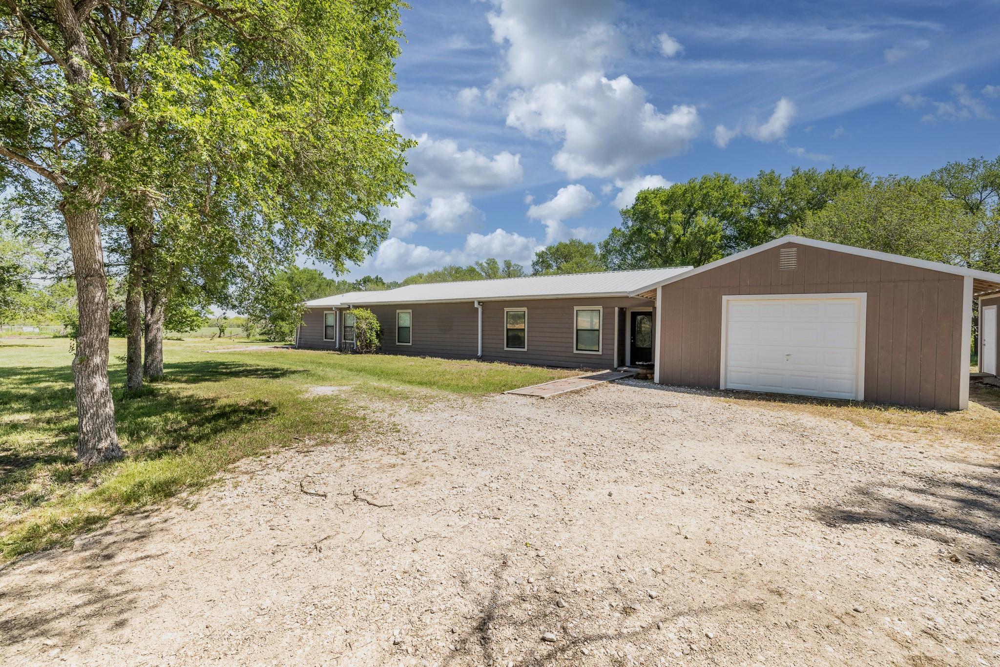 1229 State Highway 304 Highway, Gonzales, TX 78629