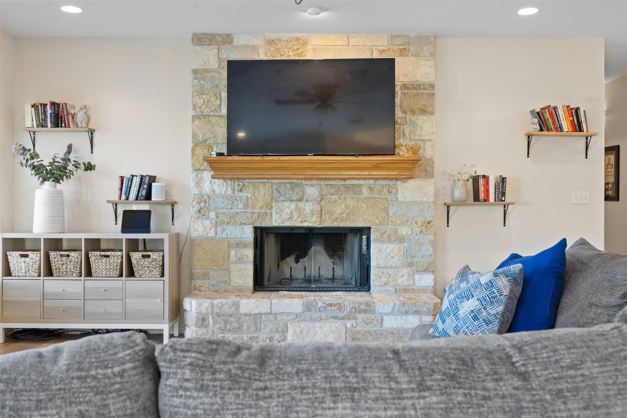 104 Kings Way Dr, Cottonwood Shores, TX 78657