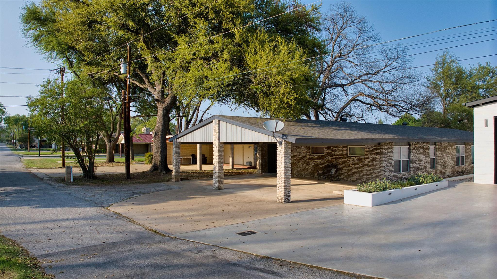 108 Riverside Dr, Kingsland, TX 78639