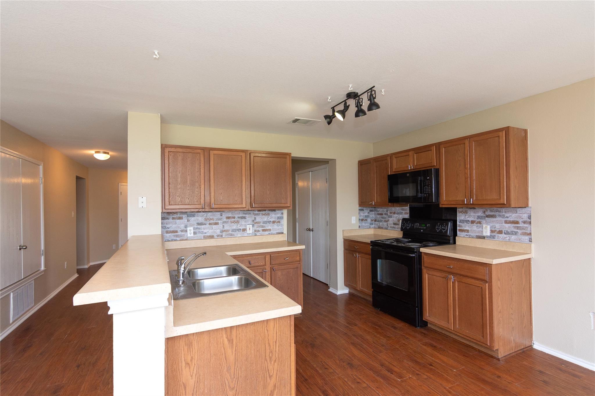 245 Shale Dr, Jarrell, TX 76537