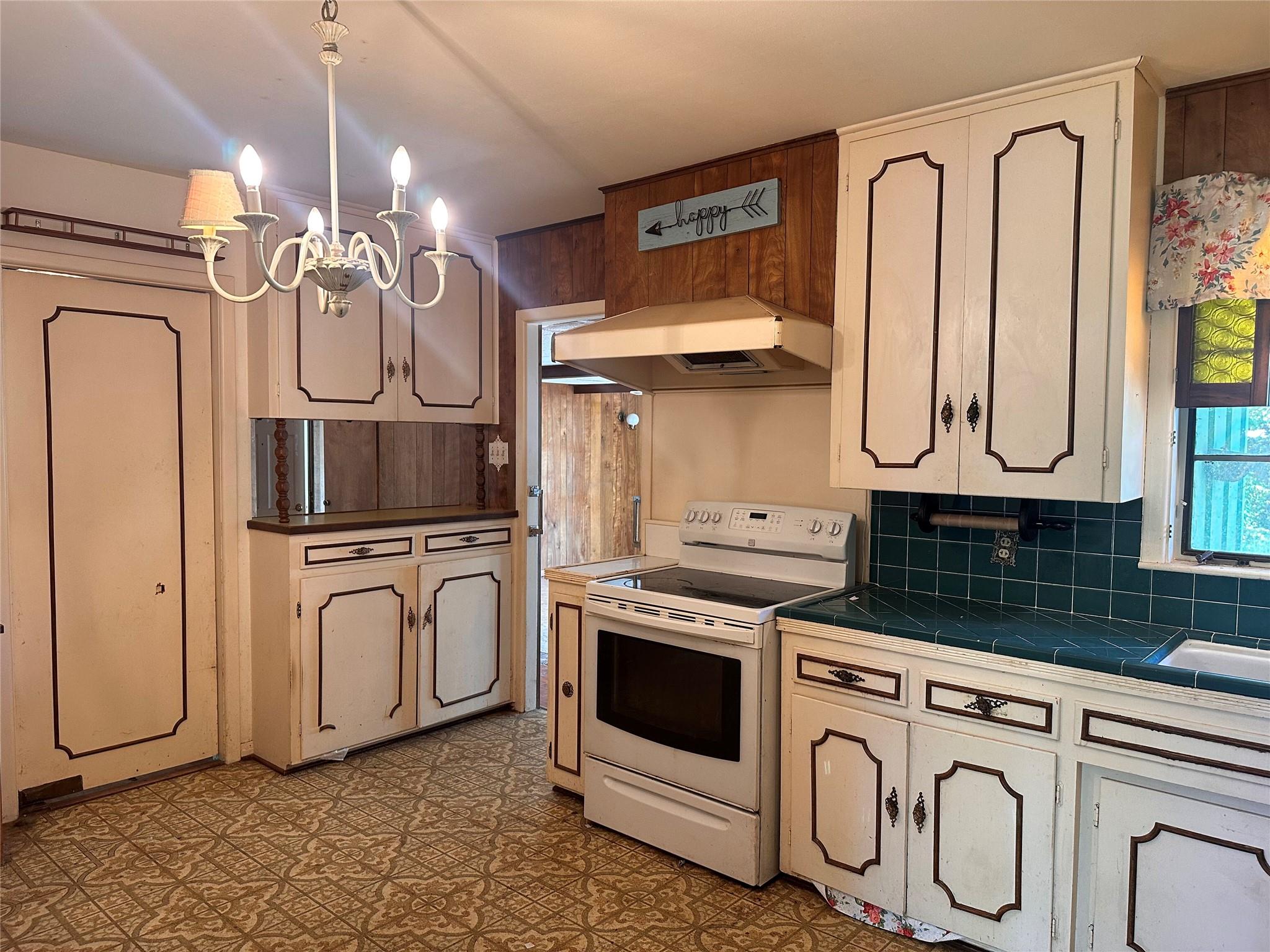 1006 Gilmore St, Taylor, TX 76574
