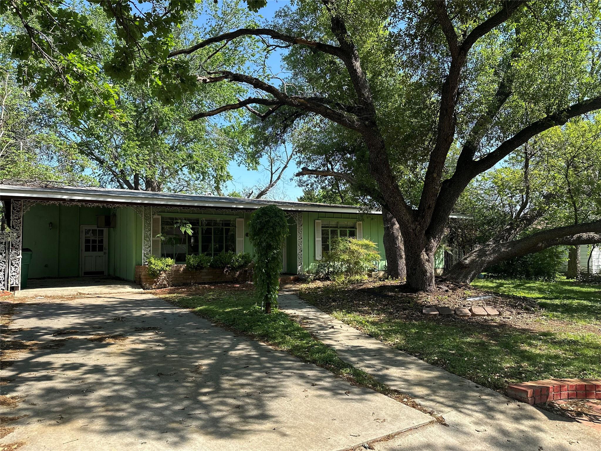 1006 Gilmore St, Taylor, TX 76574