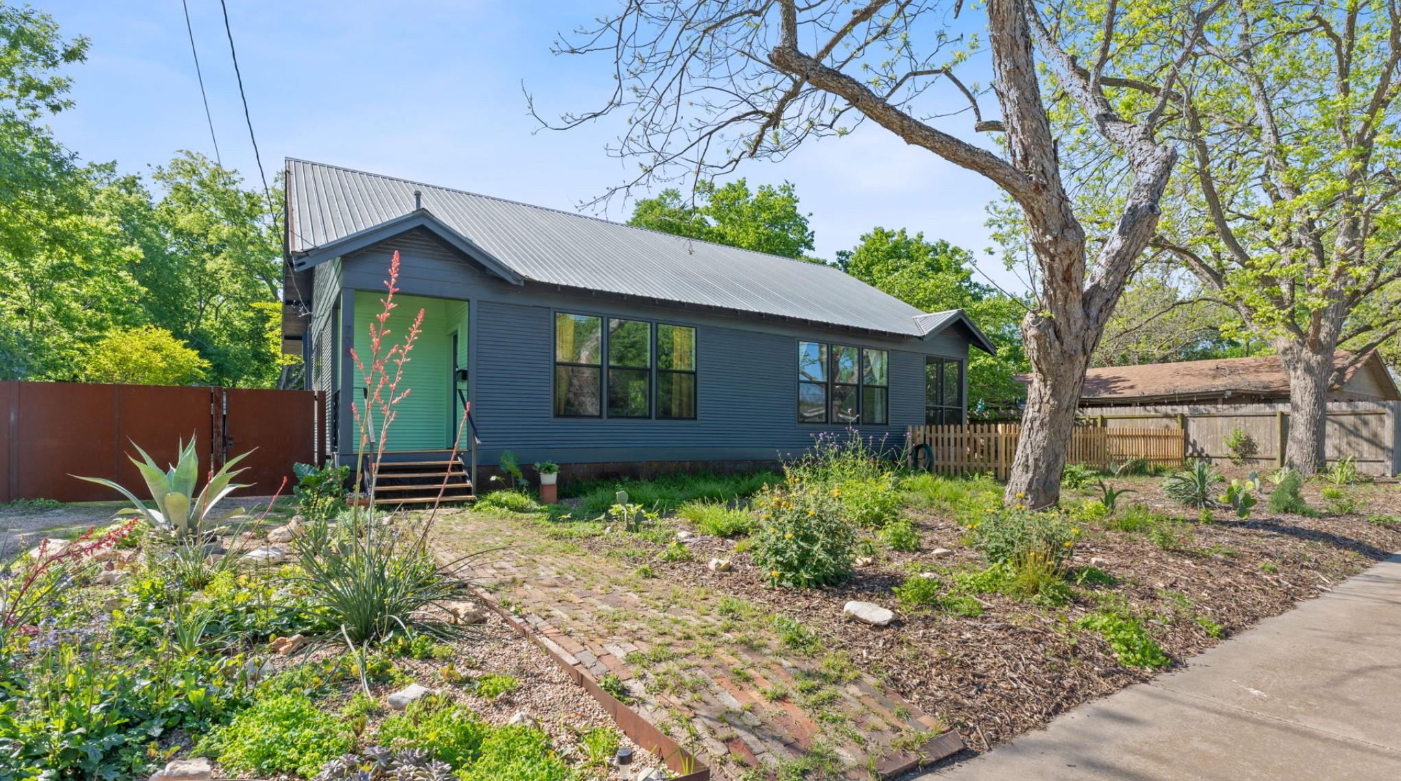 708 W Prairie Lea St, Lockhart, TX 78644