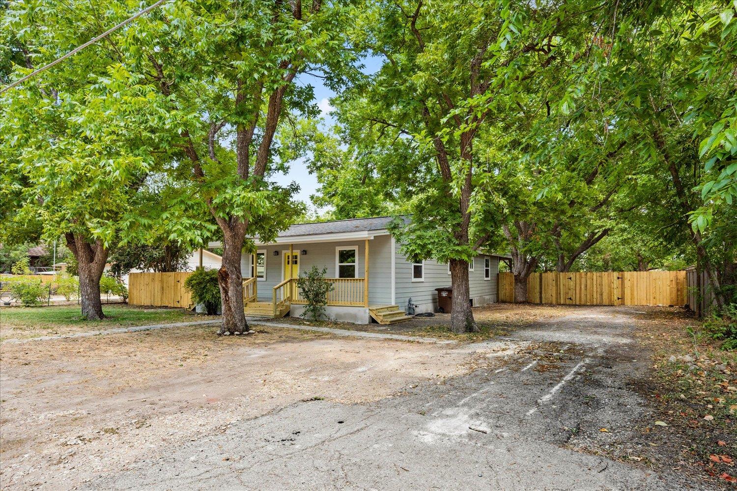 714 S Blanco St, Lockhart, TX 78644