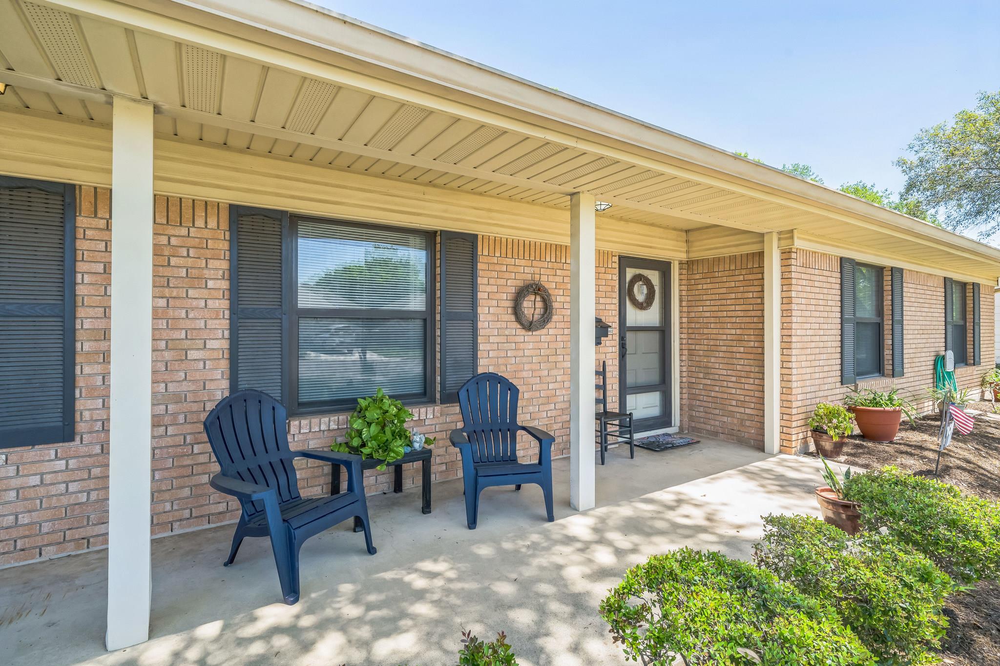 101 PARKVIEW Dr, Luling, TX 78648