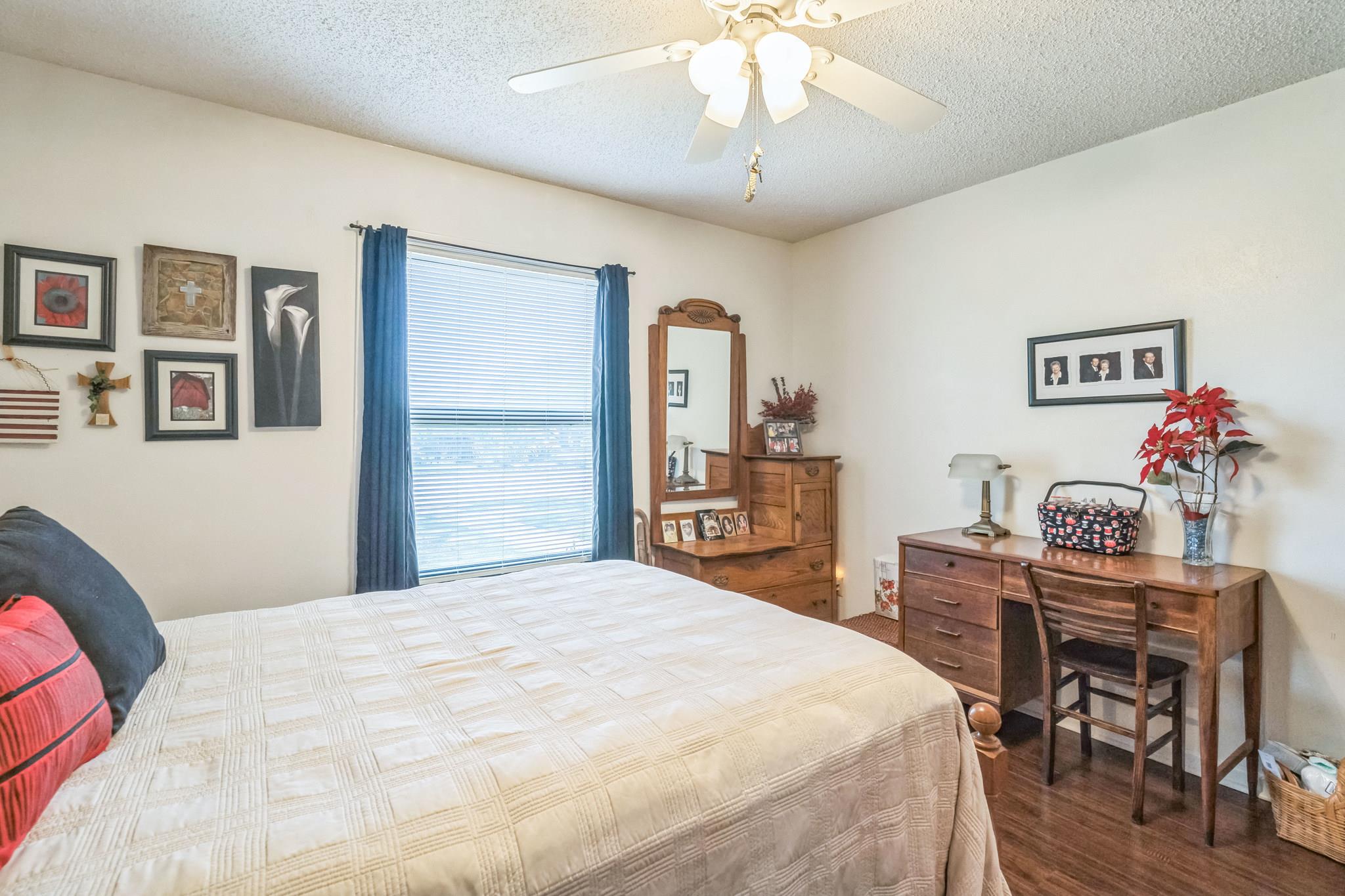 101 PARKVIEW Dr, Luling, TX 78648