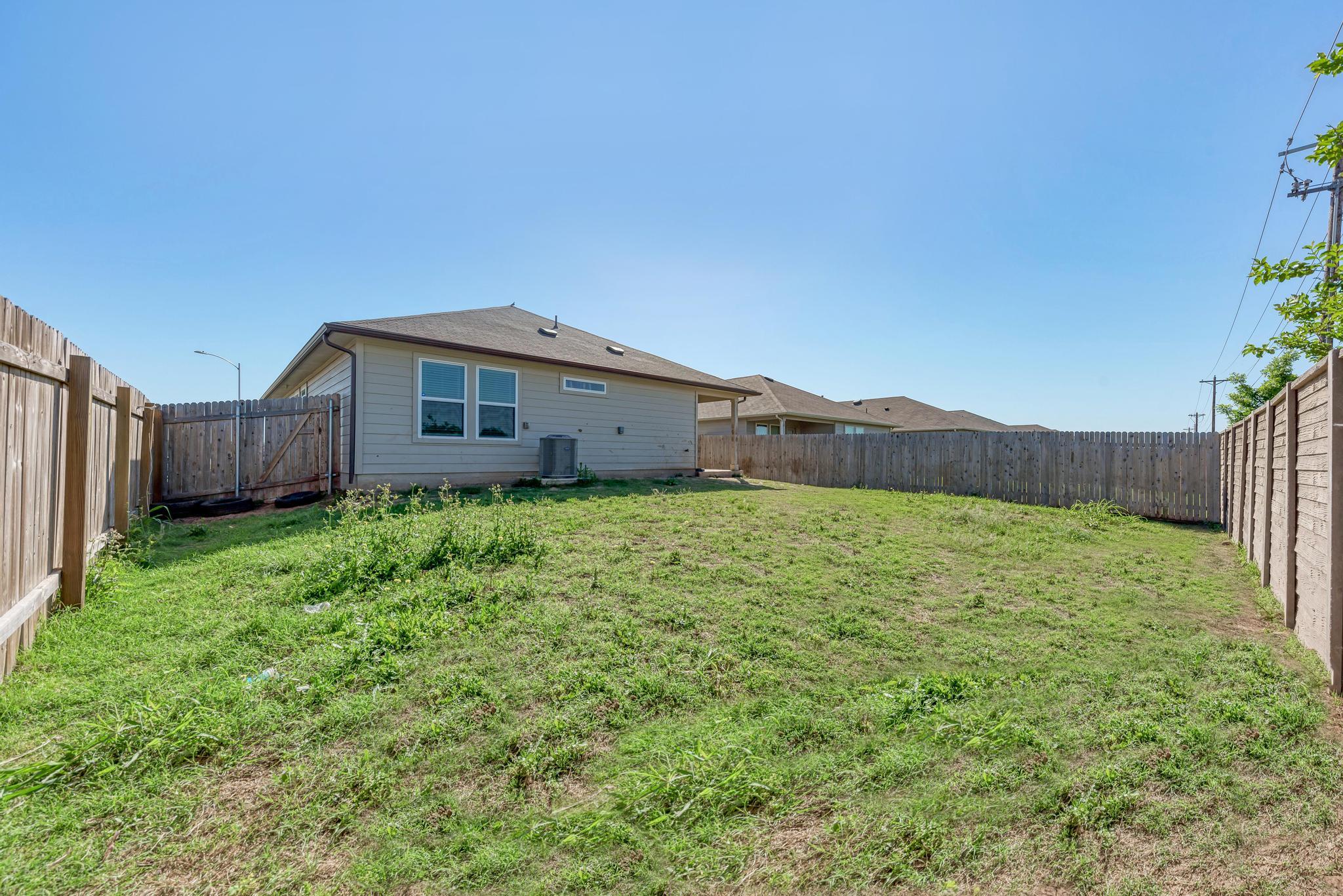 303 Abbey Ln, Lockhart, TX 78644