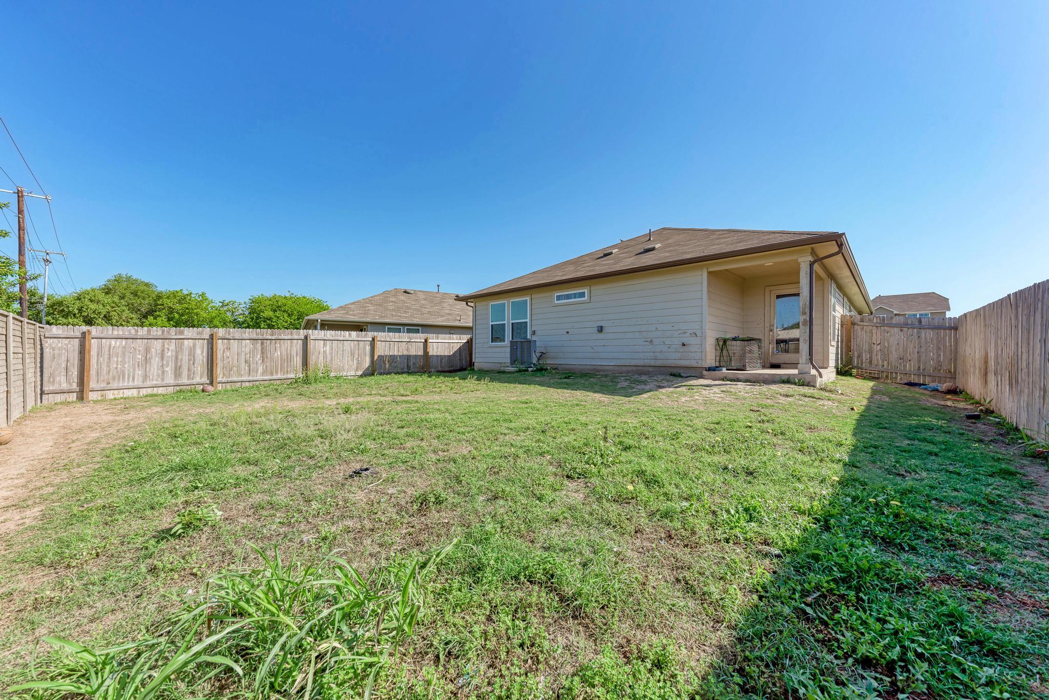 303 Abbey Ln, Lockhart, TX 78644