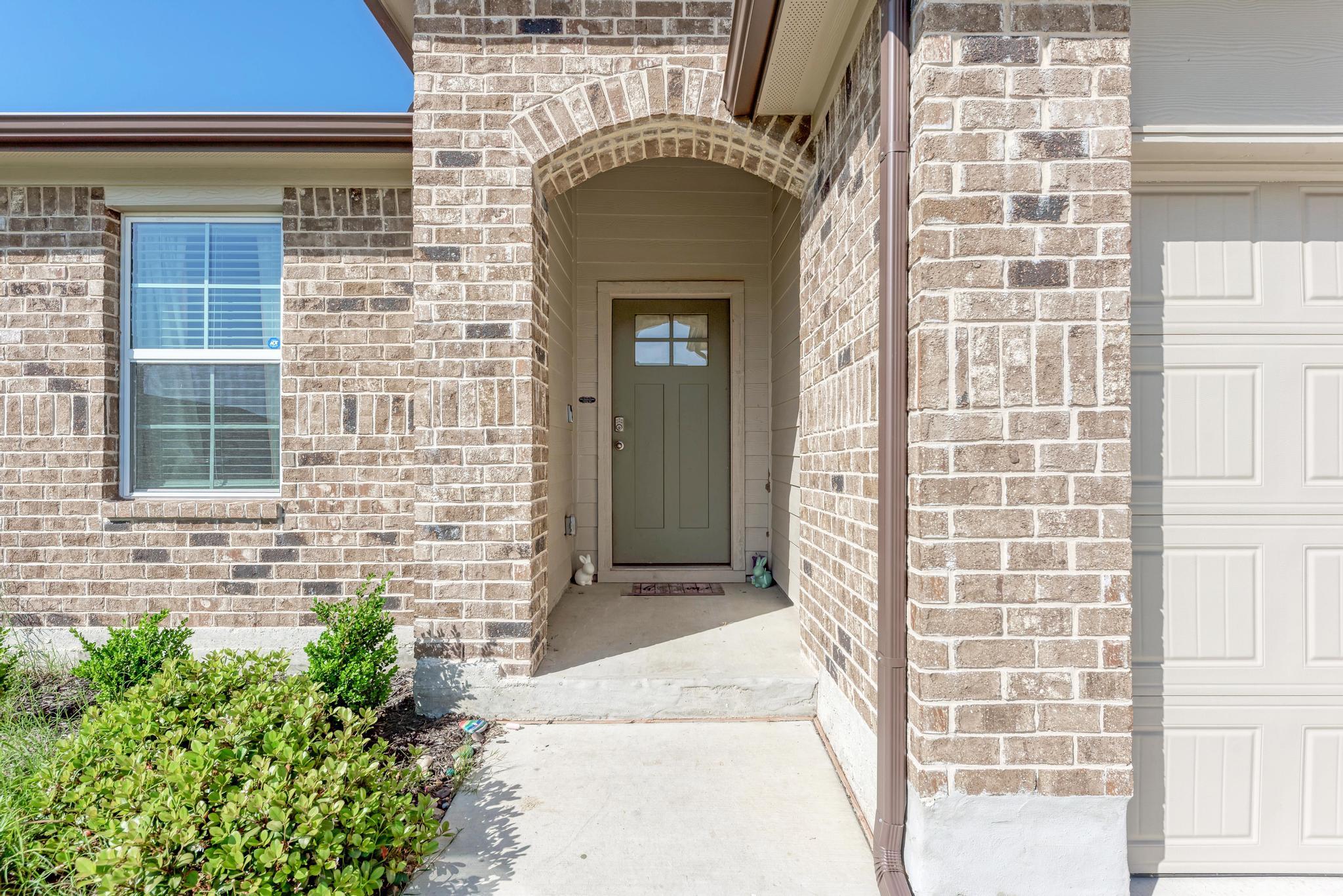 303 Abbey Ln, Lockhart, TX 78644