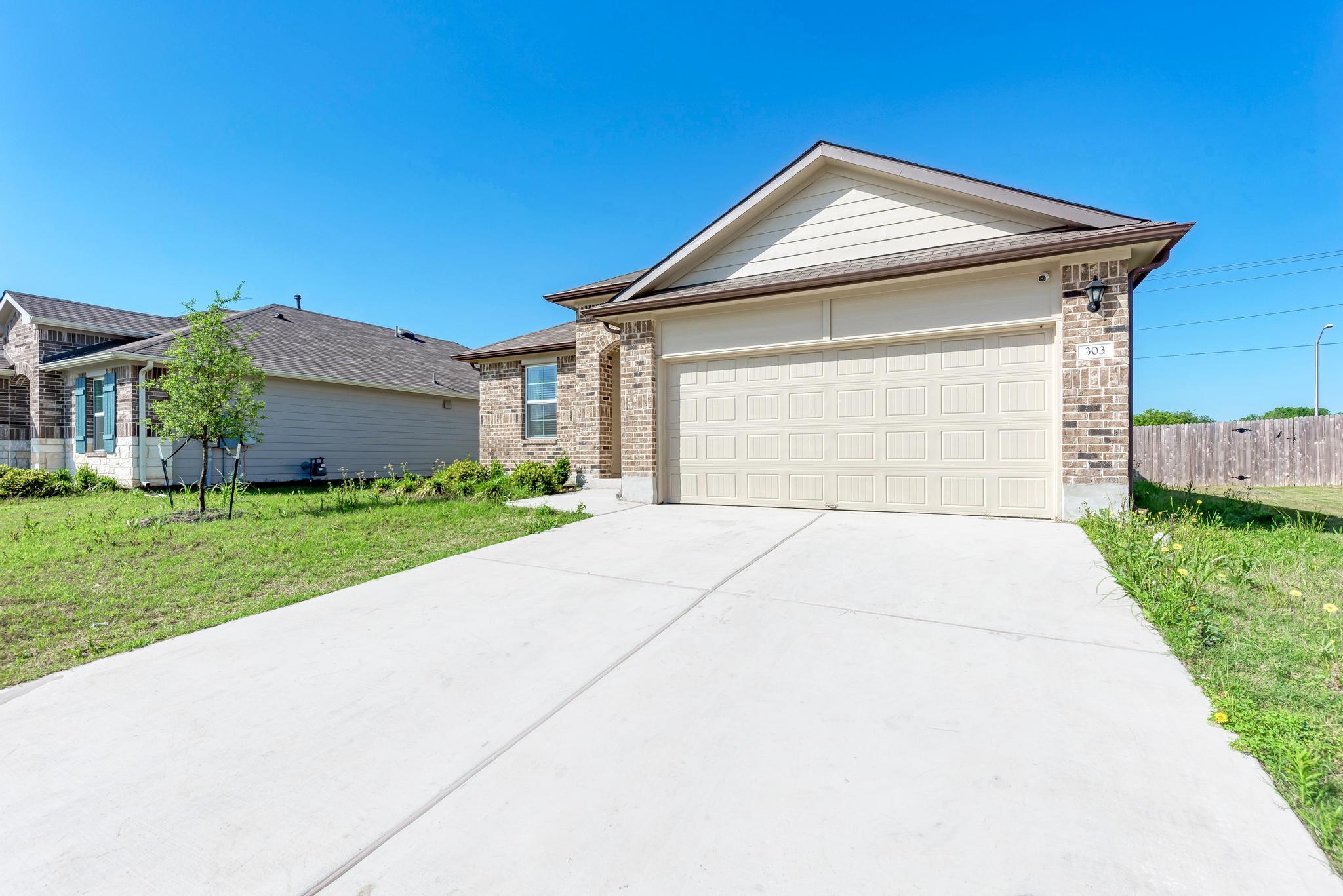 303 Abbey Ln, Lockhart, TX 78644