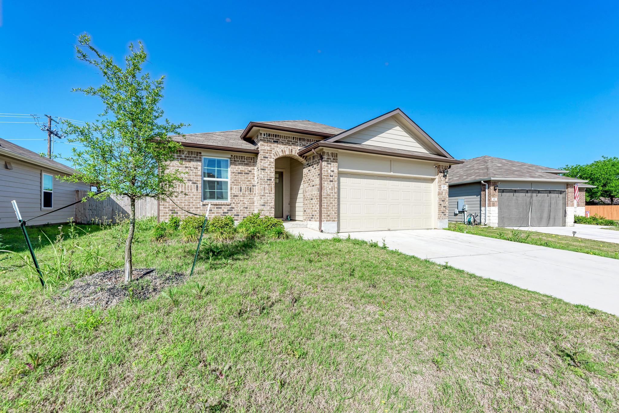 303 Abbey Ln, Lockhart, TX 78644