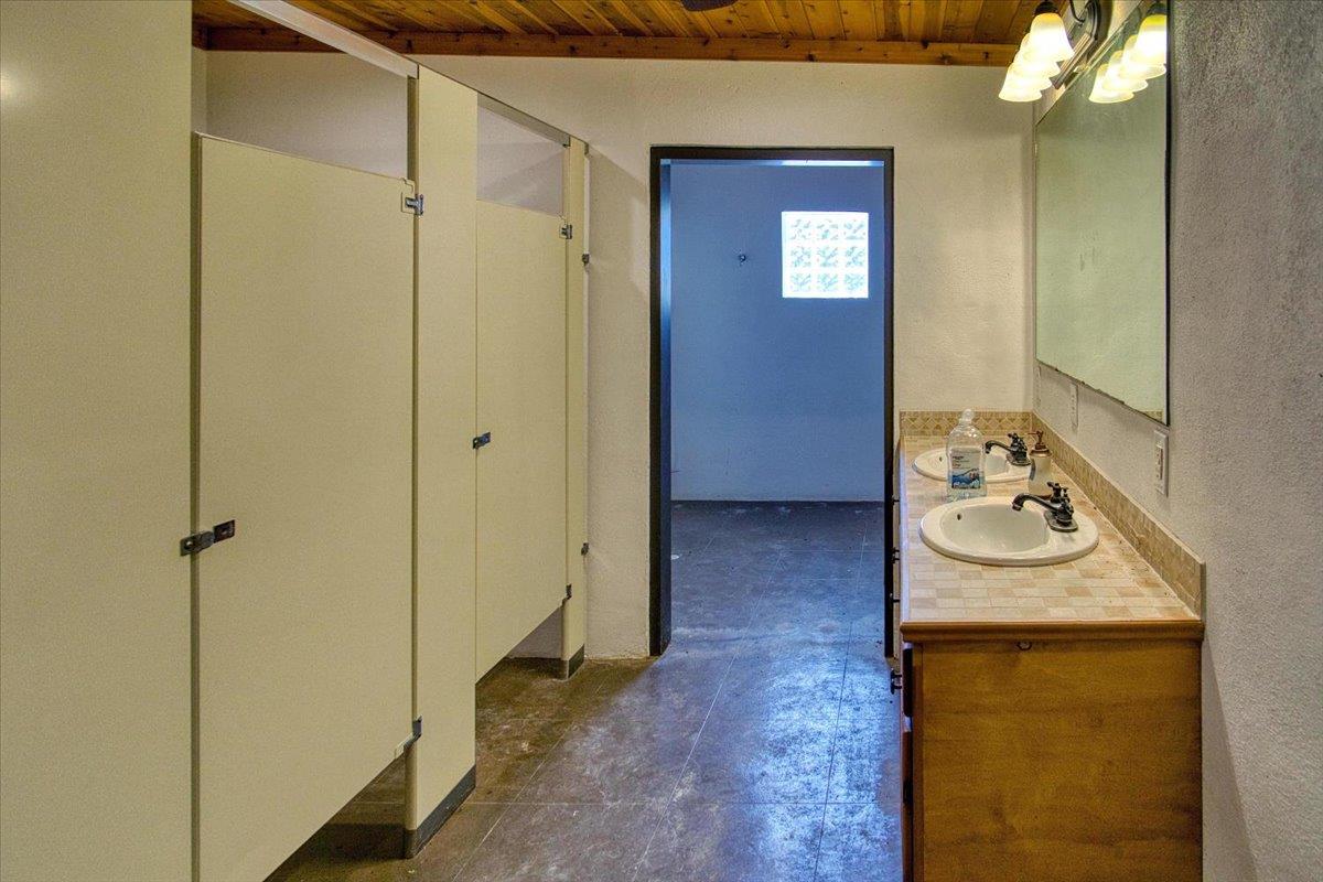 134 Valley Vista Dr, Concan, TX 78838
