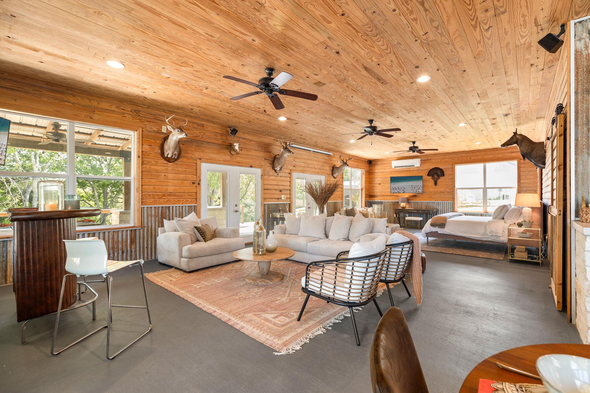 326 Red Bird Ln, Kingsbury, TX 78638