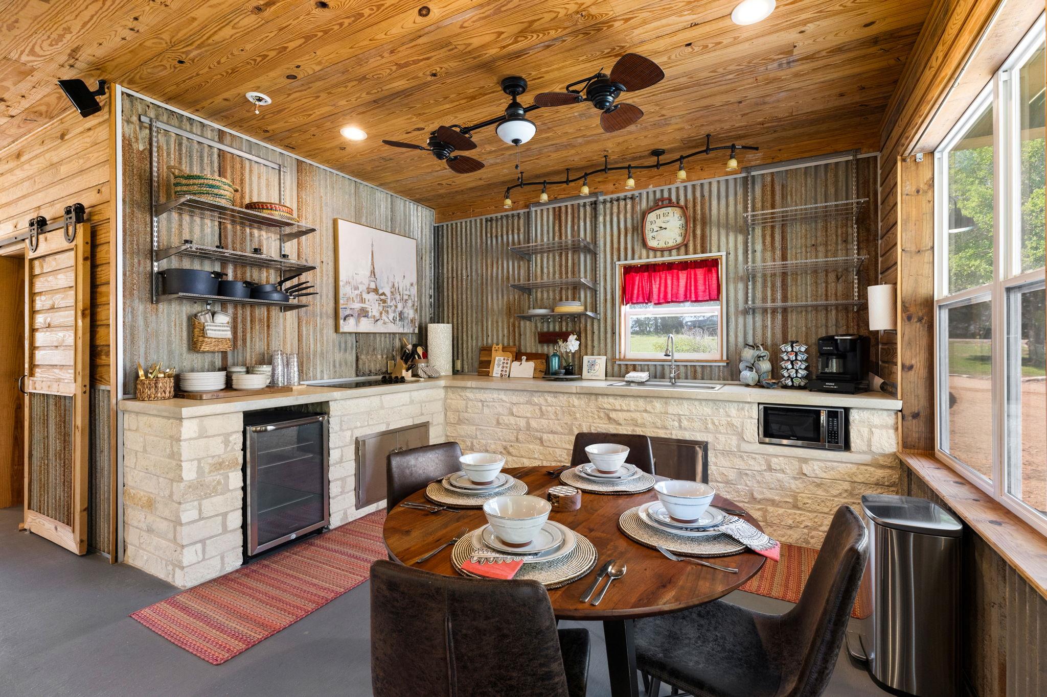 326 Red Bird Ln, Kingsbury, TX 78638