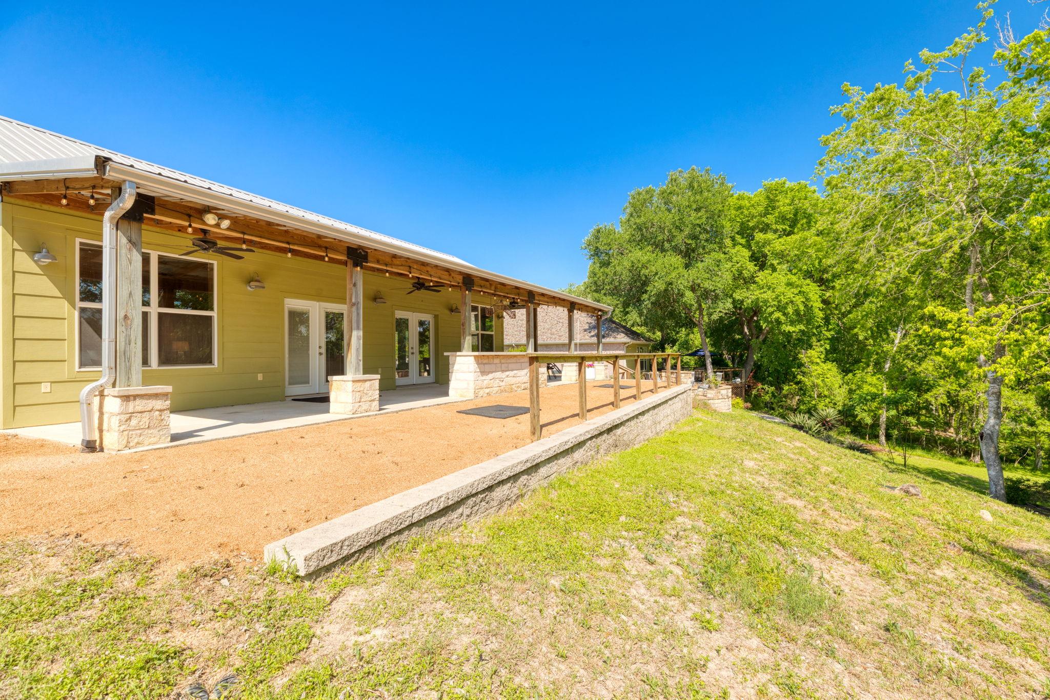 326 Red Bird Ln, Kingsbury, TX 78638