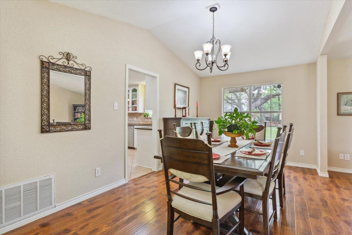 7511 N Lakeview Dr, Salado, TX 76571