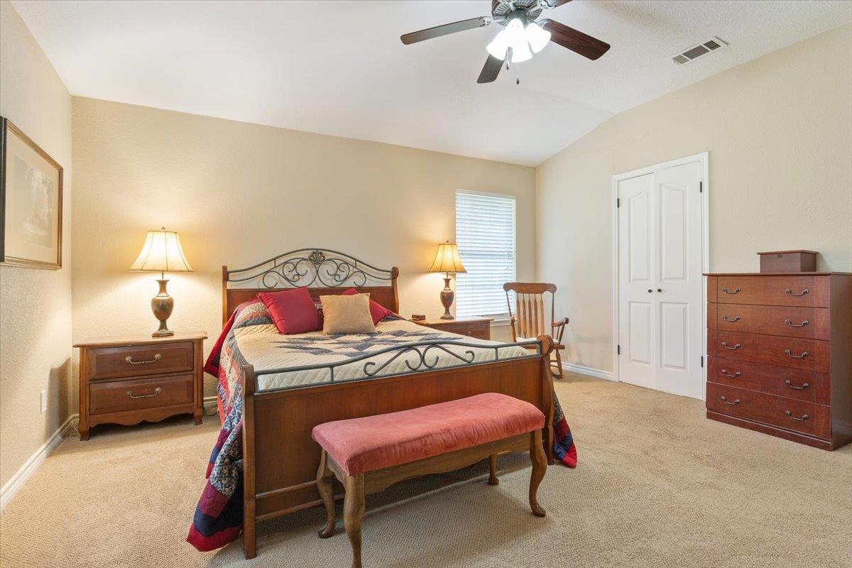 7511 N Lakeview Dr, Salado, TX 76571