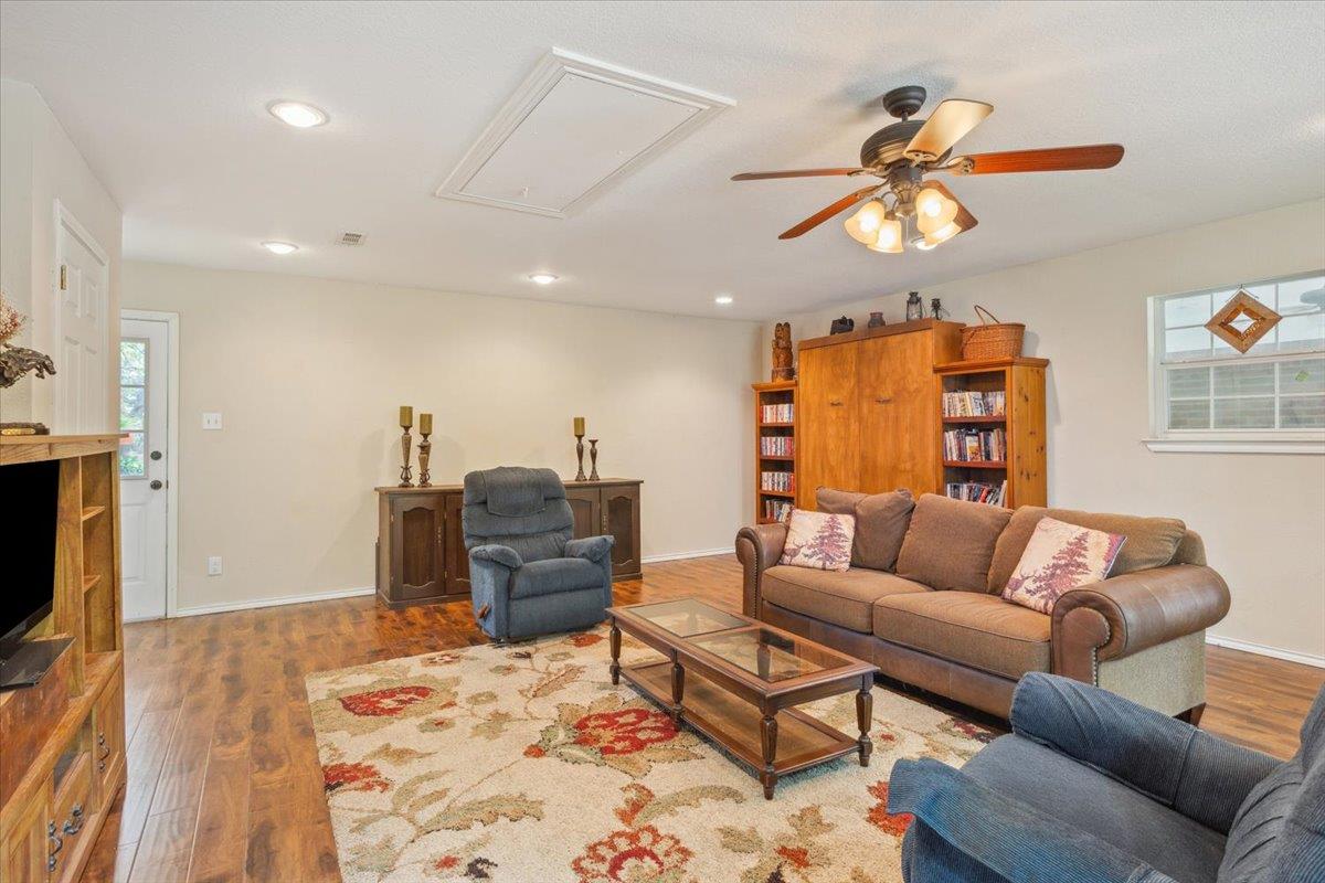 7511 N Lakeview Dr, Salado, TX 76571