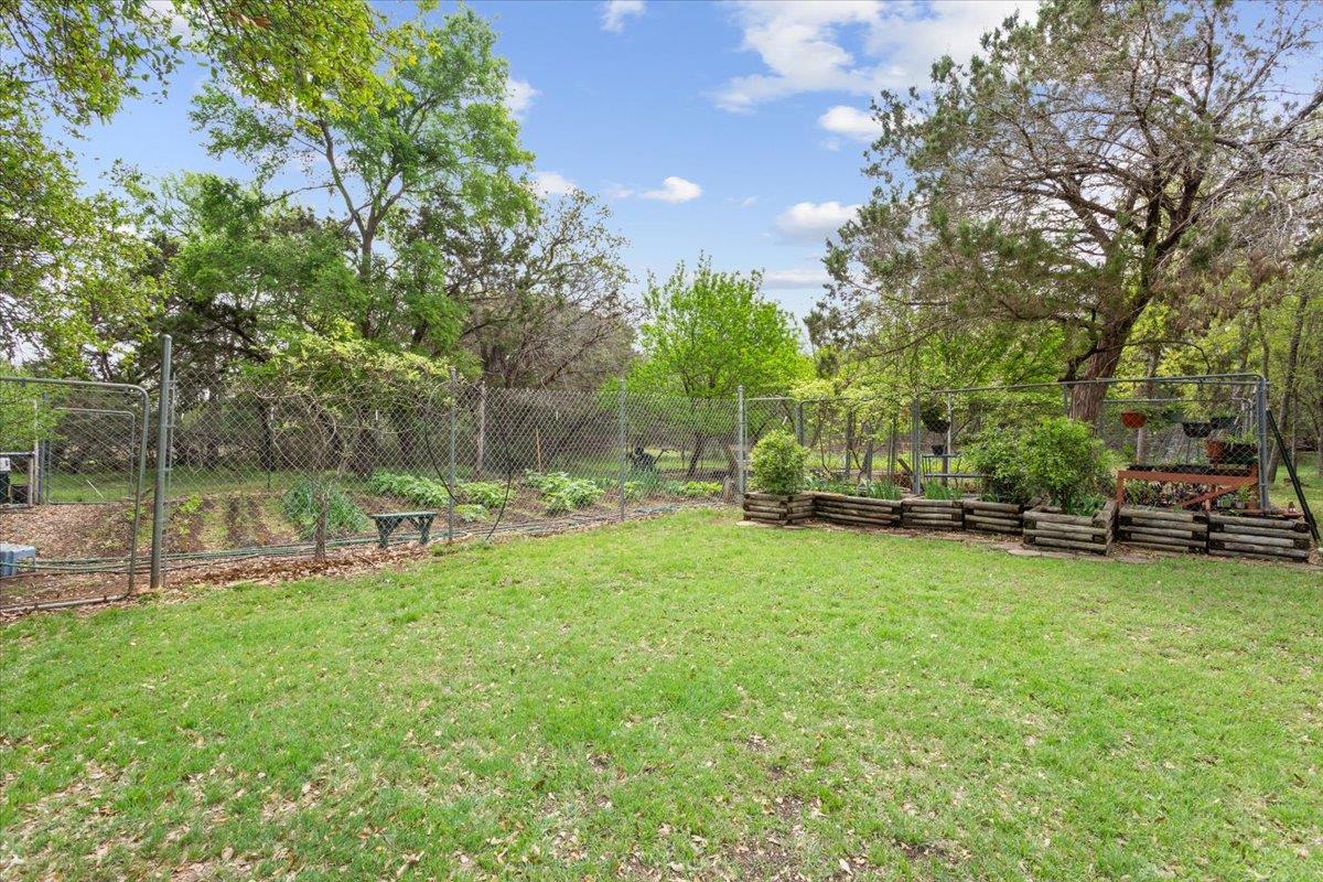 7511 N Lakeview Dr, Salado, TX 76571