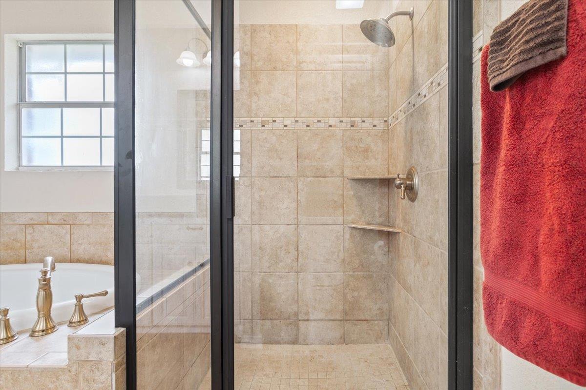 7511 N Lakeview Dr, Salado, TX 76571