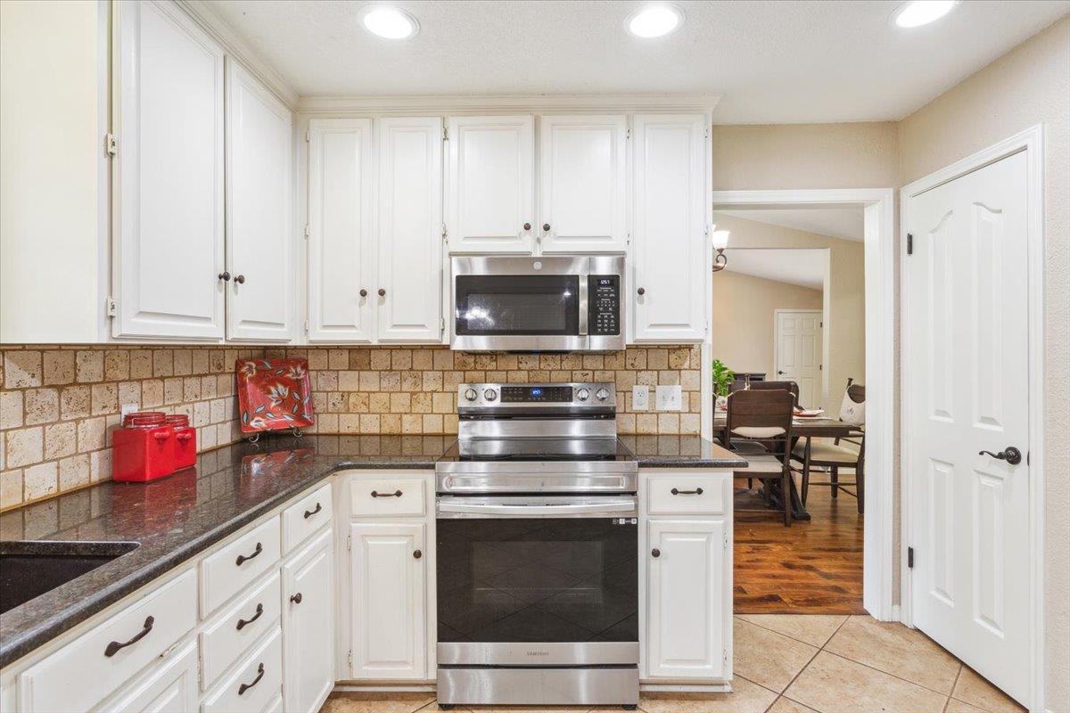 7511 N Lakeview Dr, Salado, TX 76571