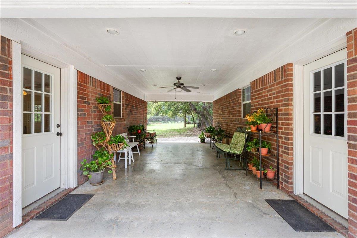 7511 N Lakeview Dr, Salado, TX 76571