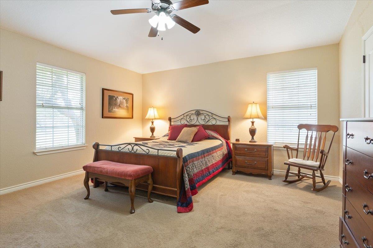 7511 N Lakeview Dr, Salado, TX 76571