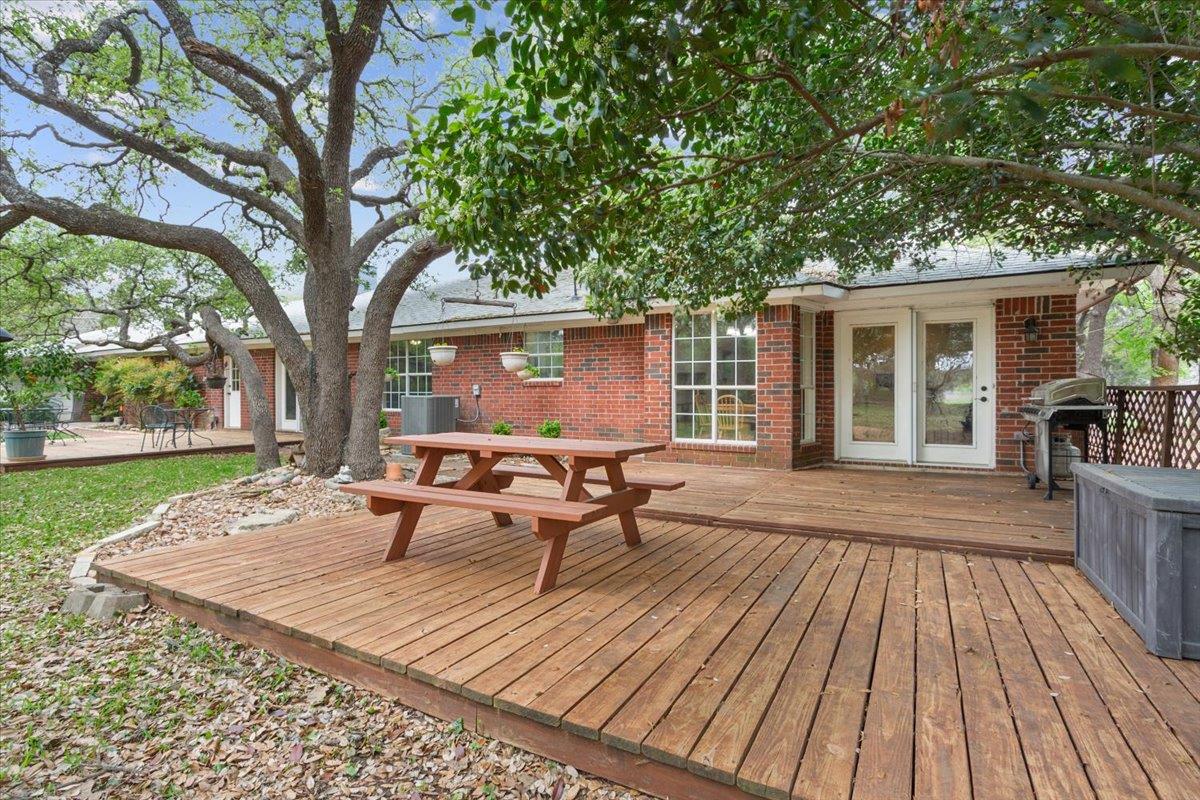7511 N Lakeview Dr, Salado, TX 76571
