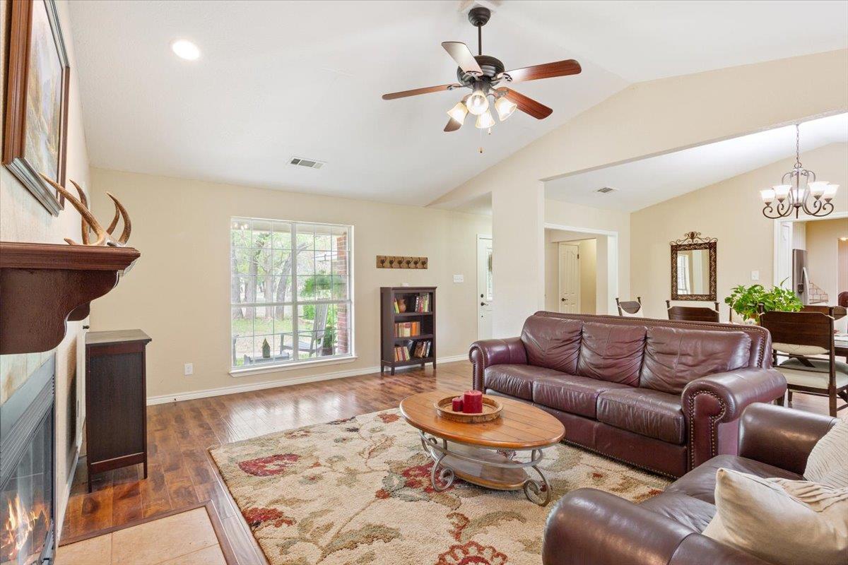 7511 N Lakeview Dr, Salado, TX 76571
